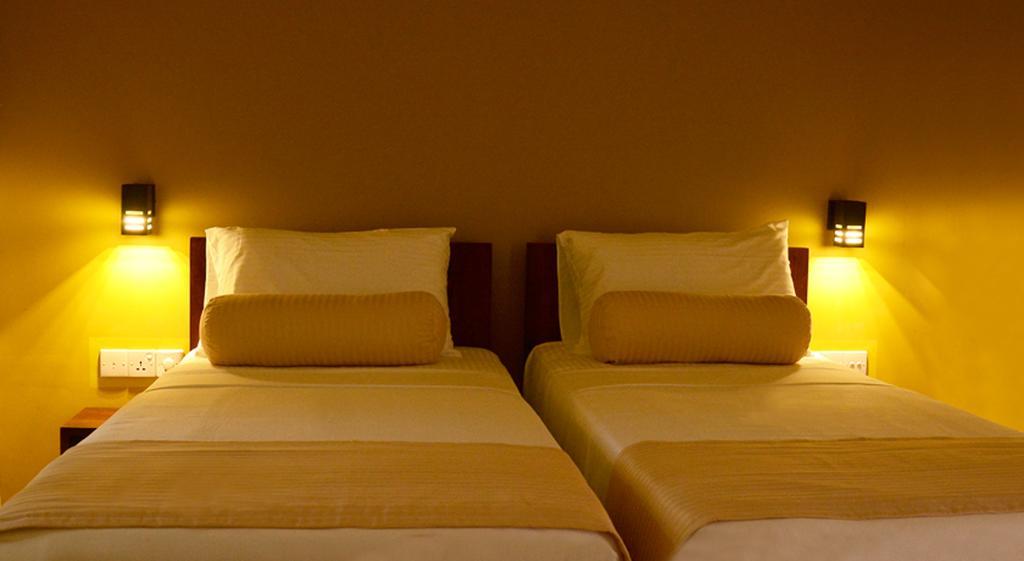 Inlak Garden Hotel Negombo Chambre photo